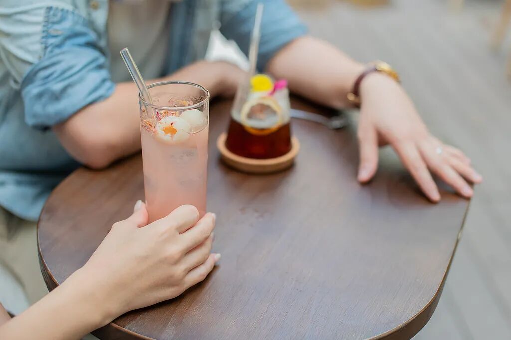 男子带30万现金去酒店约见女主播！亲密相处后女方悔惨…