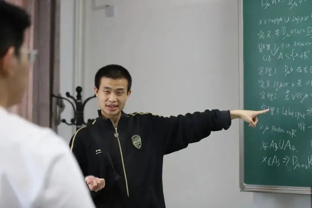 韦东奕账号开通满一年，已掉粉400多万，姐姐透露其身体健康，仍在治疗牙齿