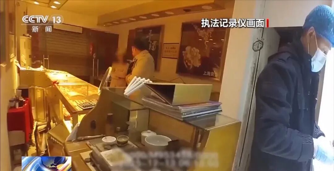 事发上海，男子砸金店偷走百万黄金！此前被辞退后假装上班，炒股亏光十几年积蓄