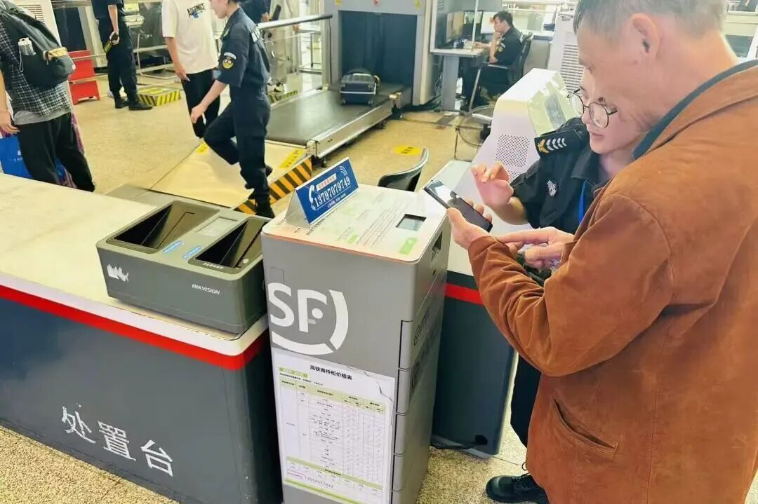 来沪高铁上，男子拿出电风扇放在小桌板上插电吹风，被乘警阻止！12306提醒→