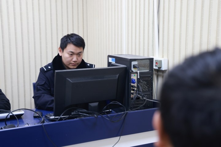 味道不对劲？“00后”民警鼻子灵心还细！