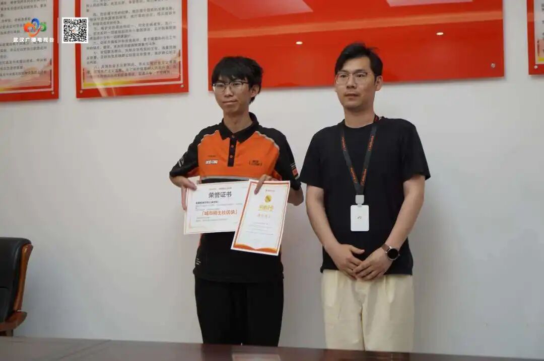 武汉这位外卖小哥真的当上”骑士“了！