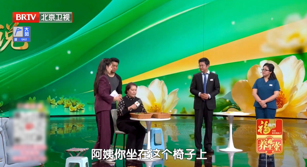 骨科医生提醒：这种椅子伤髋毁膝，劝你别坐，每天抬抬腿，膝盖不酸胀，走路更稳当
