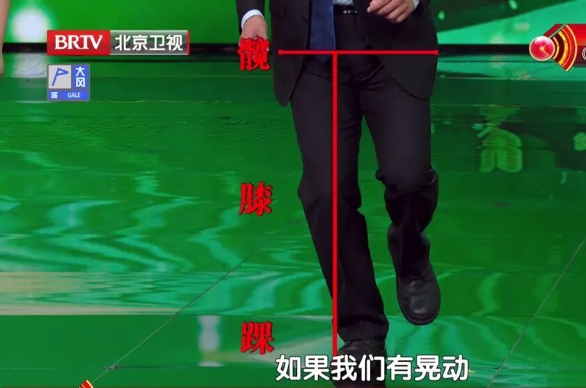 骨科医生提醒：这种椅子伤髋毁膝，劝你别坐，每天抬抬腿，膝盖不酸胀，走路更稳当