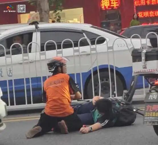 武汉这位外卖小哥真的当上”骑士“了！