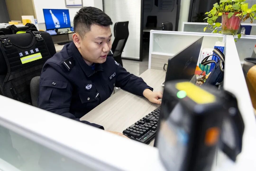 味道不对劲？“00后”民警鼻子灵心还细！