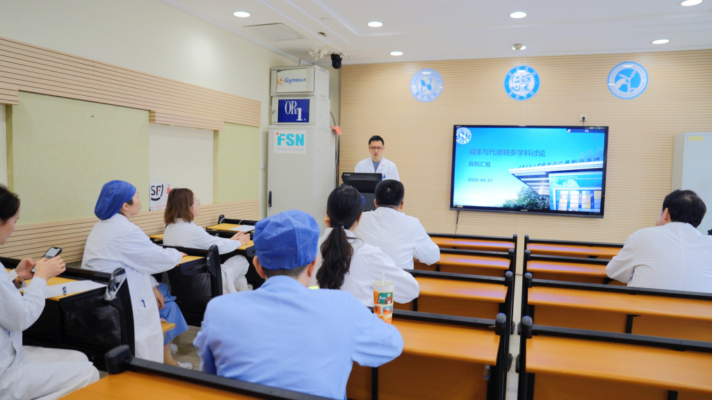 “衣服宽松了走路轻盈了”，曾经超500斤的他历时八个多月减重近100斤