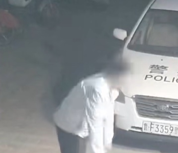男子深夜在派出所外敬礼,自称患癌老民警,警方发现其曾冒充警察同多名女性交往 男子深夜在派出所外敬礼,自称患癌老民警,警方发现其曾冒充警察同多名女性交往