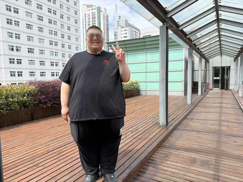 “衣服宽松了走路轻盈了”，曾经超500斤的他历时八个多月减重近100斤