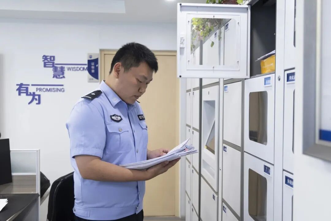 味道不对劲？“00后”民警鼻子灵心还细！