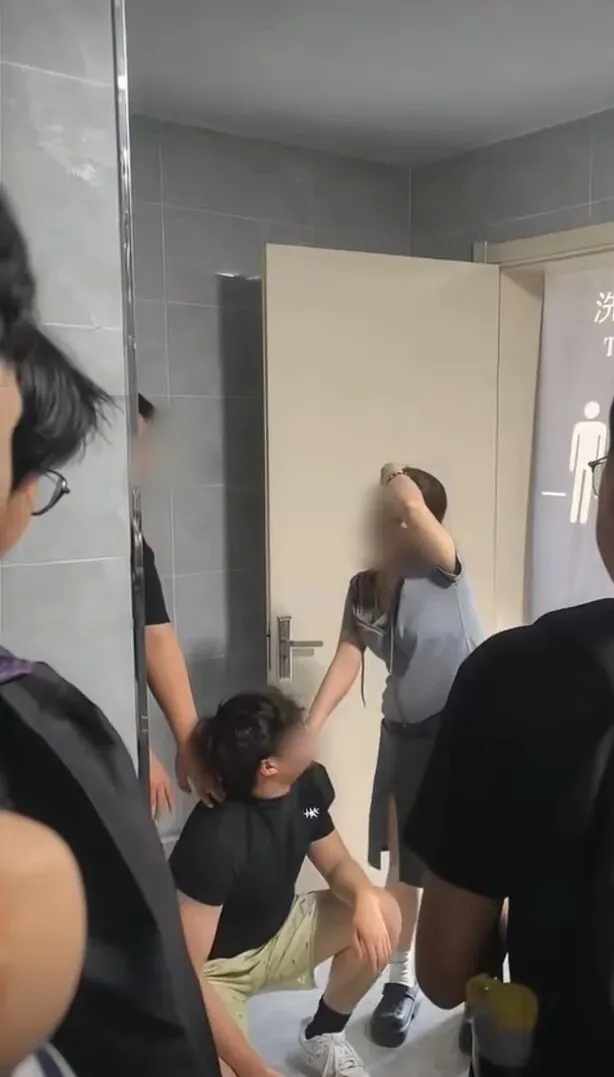 “高校男学生在女厕偷拍，被发现后反将女生打伤”！高校通报：拟开除包某某学籍