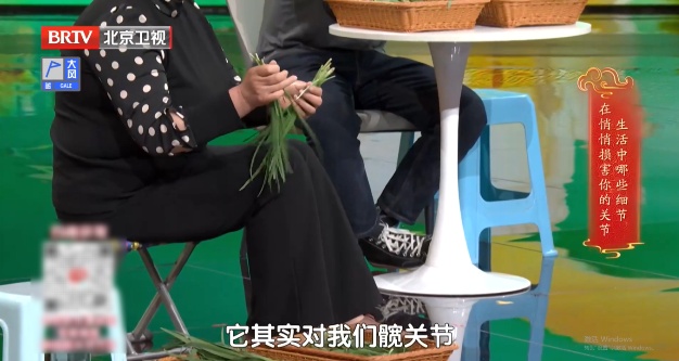 骨科医生提醒：这种椅子伤髋毁膝，劝你别坐，每天抬抬腿，膝盖不酸胀，走路更稳当