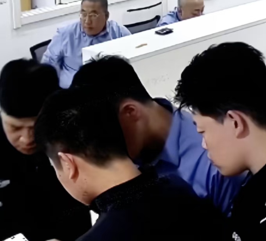 男子深夜在派出所外敬礼,自称患癌老民警,警方发现其曾冒充警察同多名女性交往 男子深夜在派出所外敬礼,自称患癌老民警,警方发现其曾冒充警察同多名女性交往