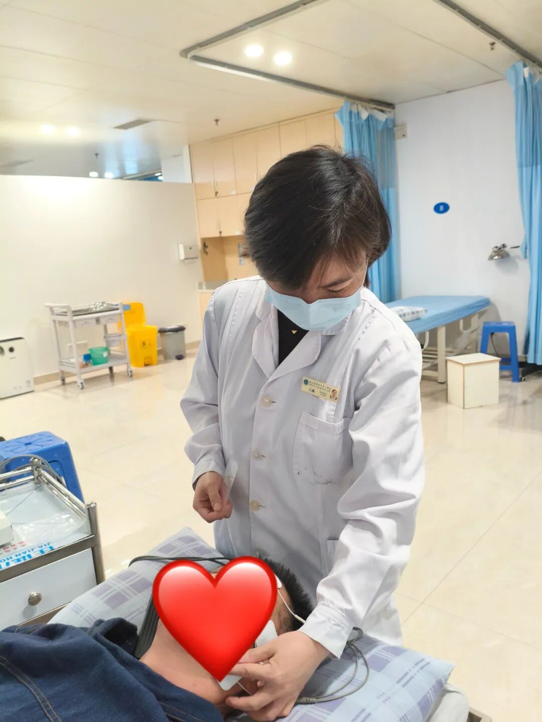 福建一女子头发没吹干骑车出门，一夜醒来嘴歪了！医生提醒：近期高发
