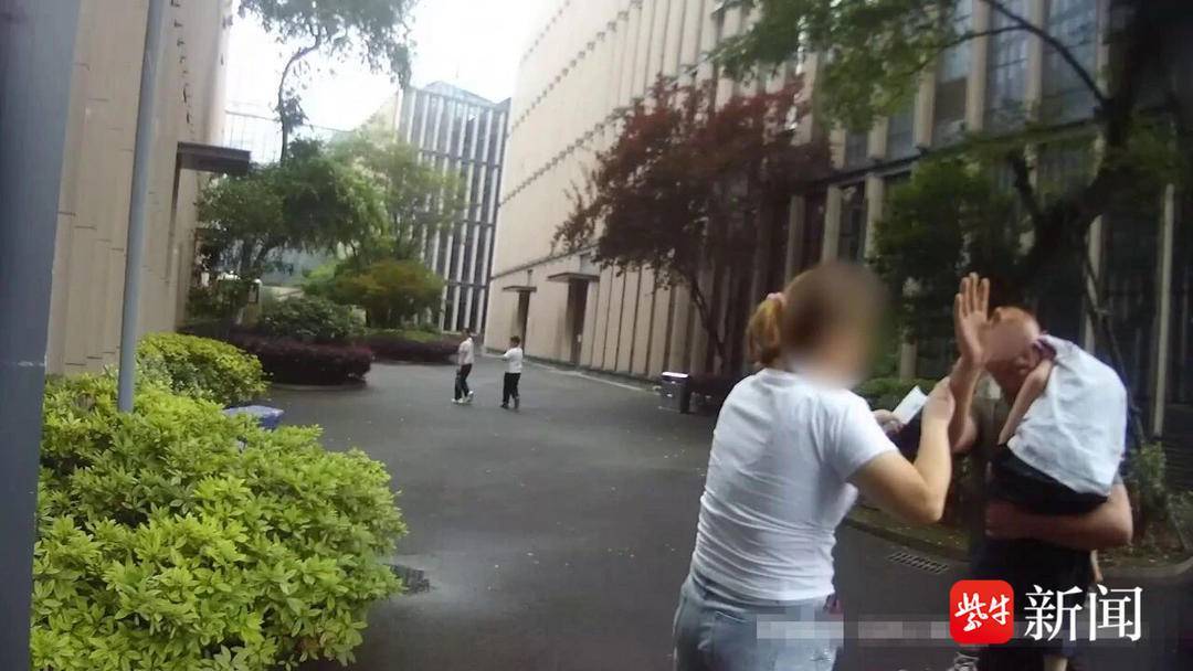 警车“狂飙”为昏迷男孩抢回生机
