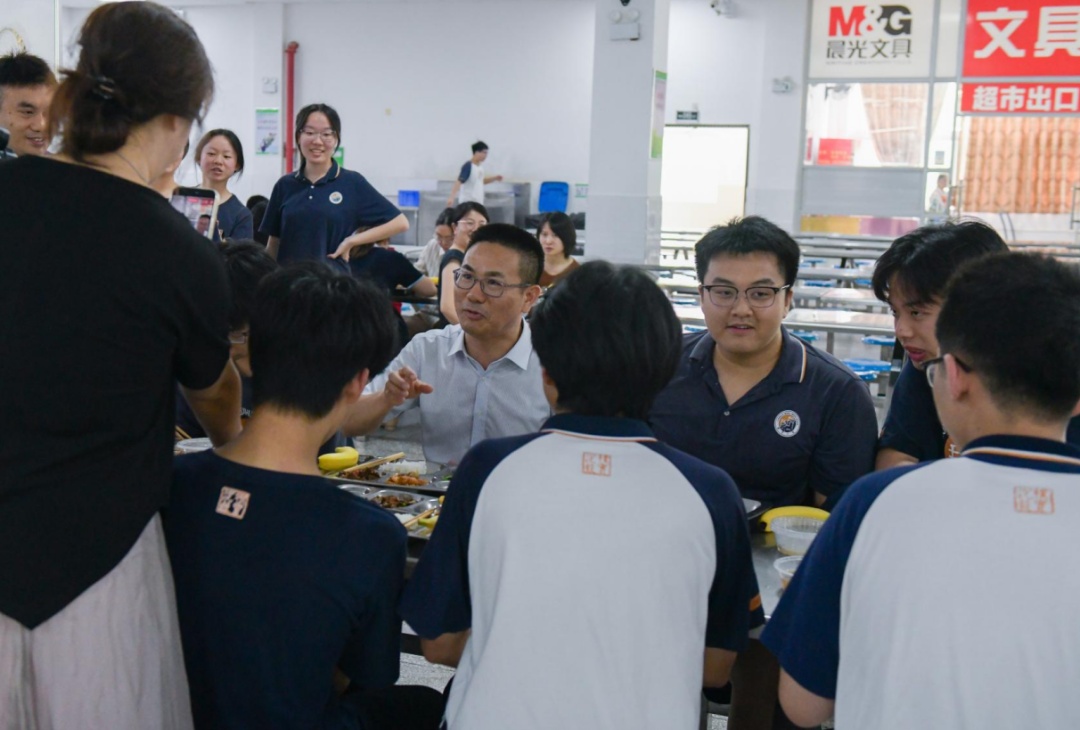 高考前这一餐校长买单！长沙一学校校长与考生共进午餐，送上暖心祝福