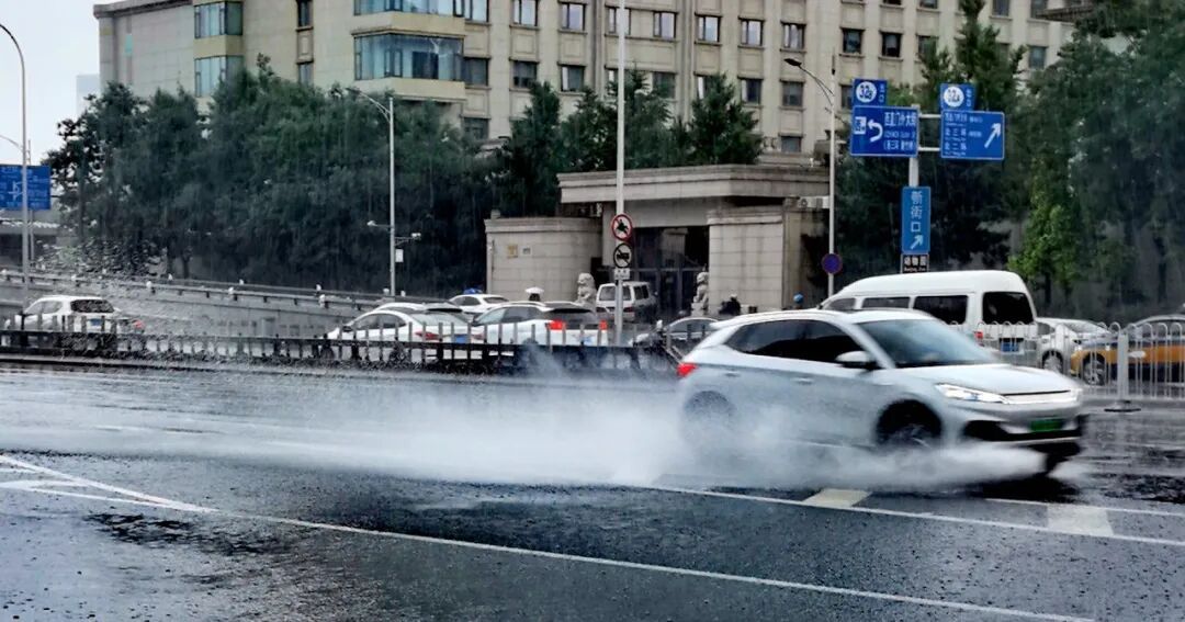 北京今天多地降水超50毫米,暴雨级别!还有地方“夏雪”了—— 北京今天多地降水超50毫米,暴雨级别!还有地方“夏雪”了——