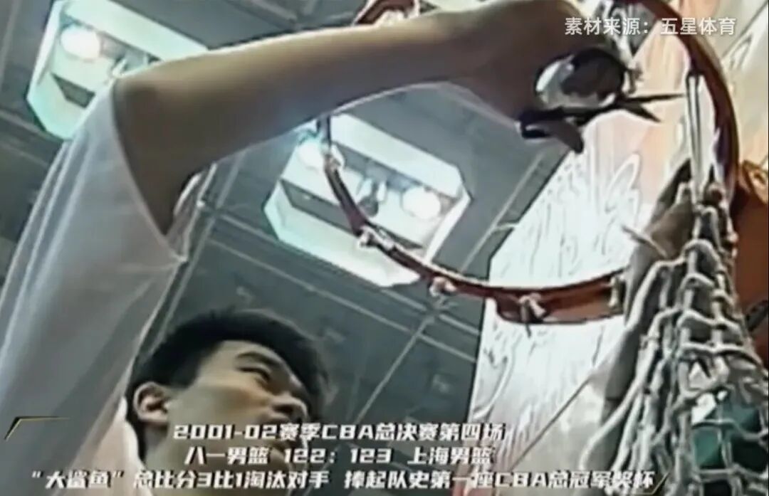 上海男篮拿下CBA总冠军！卧薪尝胆二十四载，今朝冠军“鲨”回上海！
