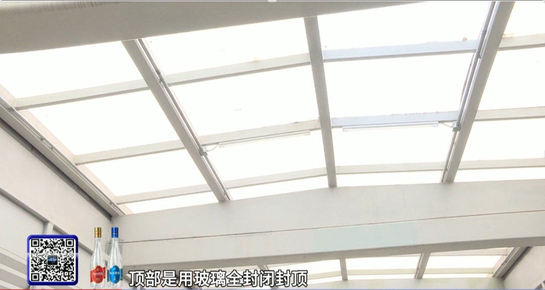 又见人行“桑拿”天桥，记者实测十分钟全身湿透，官方回应