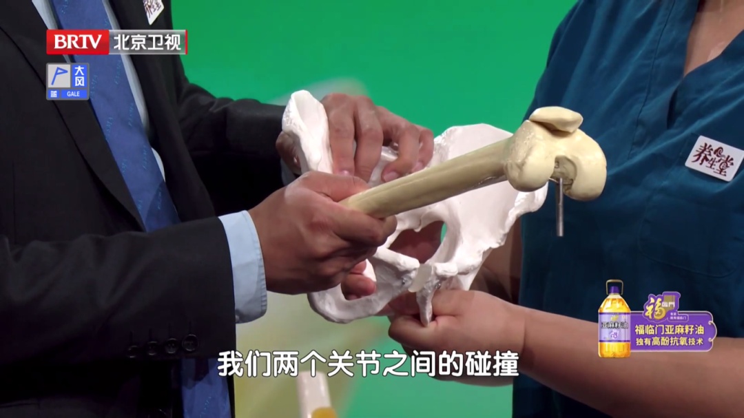 骨科医生提醒：这种椅子伤髋毁膝，劝你别坐，每天抬抬腿，膝盖不酸胀，走路更稳当