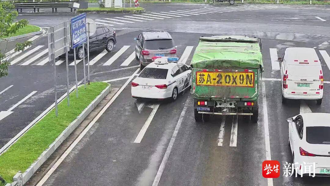 警车“狂飙”为昏迷男孩抢回生机