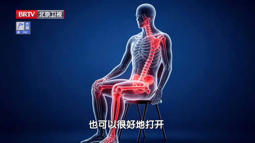 骨科医生提醒：这种椅子伤髋毁膝，劝你别坐，每天抬抬腿，膝盖不酸胀，走路更稳当