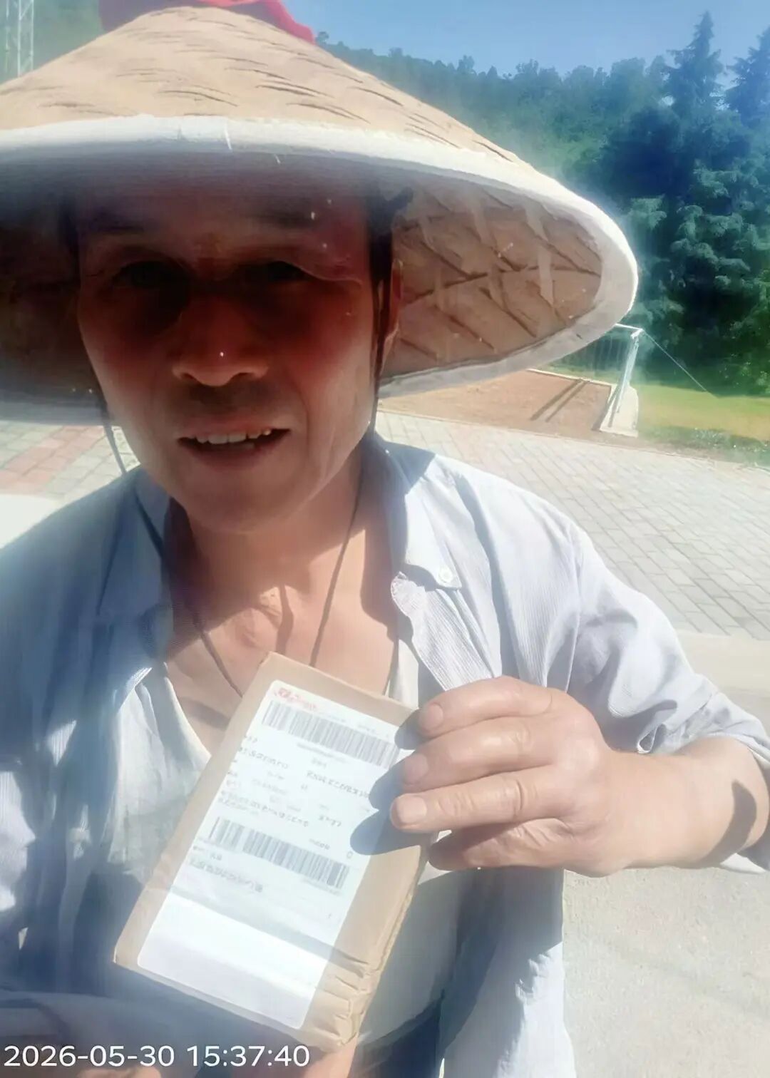 “谢谢,能让我看到我老爸!”快递送达照片拍到爸爸,千里外的女儿哭了…… “谢谢,能让我看到我老爸!”快递送达照片拍到爸爸,千里外的女儿哭了……