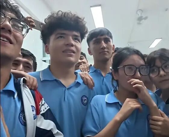 “别哭,别哭……我答应大家要来” “别哭,别哭……我答应大家要来”