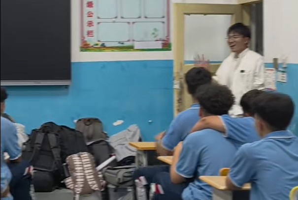 “别哭,别哭……我答应大家要来” “别哭,别哭……我答应大家要来”