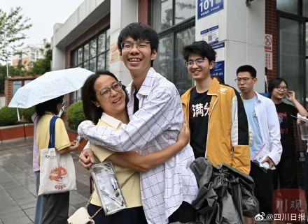 第一批拿着向日葵送考的家长来了 第一批拿着向日葵送考的家长来了