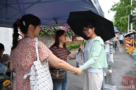 第一批拿着向日葵送考的家长来了 第一批拿着向日葵送考的家长来了