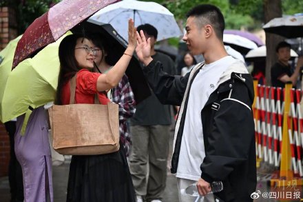 第一批拿着向日葵送考的家长来了 第一批拿着向日葵送考的家长来了