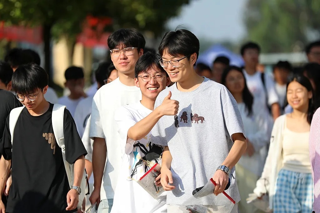 高考首日,这些瞬间让人印象深刻 高考首日,这些瞬间让人印象深刻
