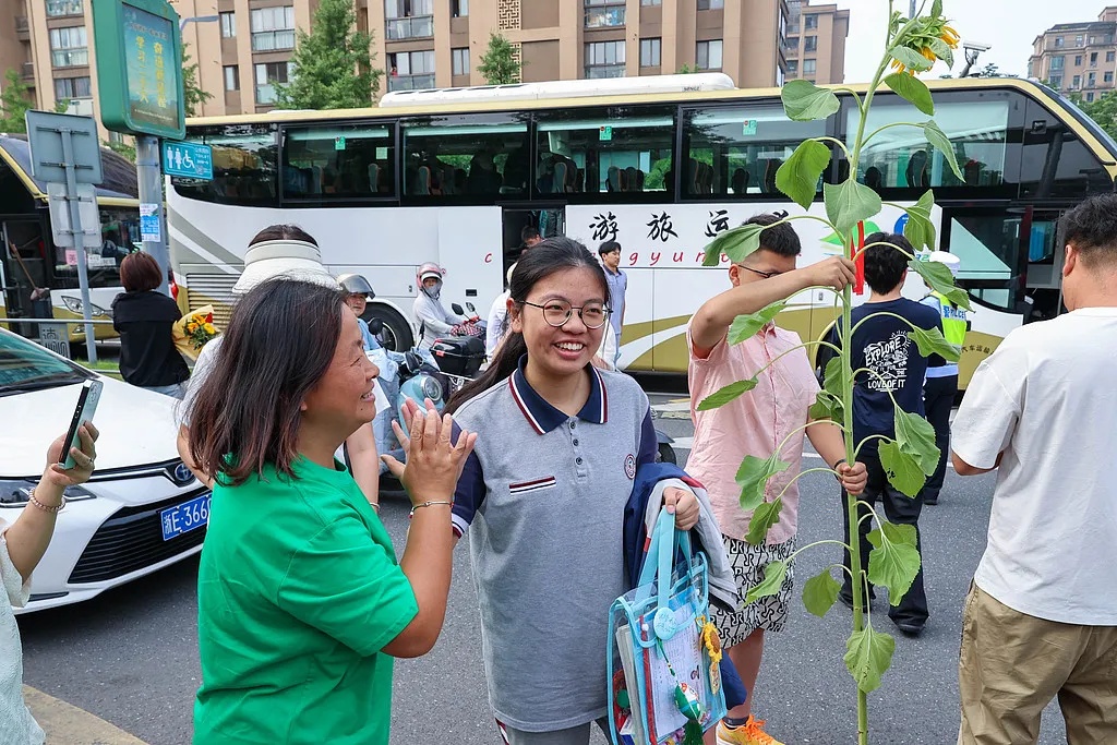 高考首日,这些瞬间让人印象深刻 高考首日,这些瞬间让人印象深刻
