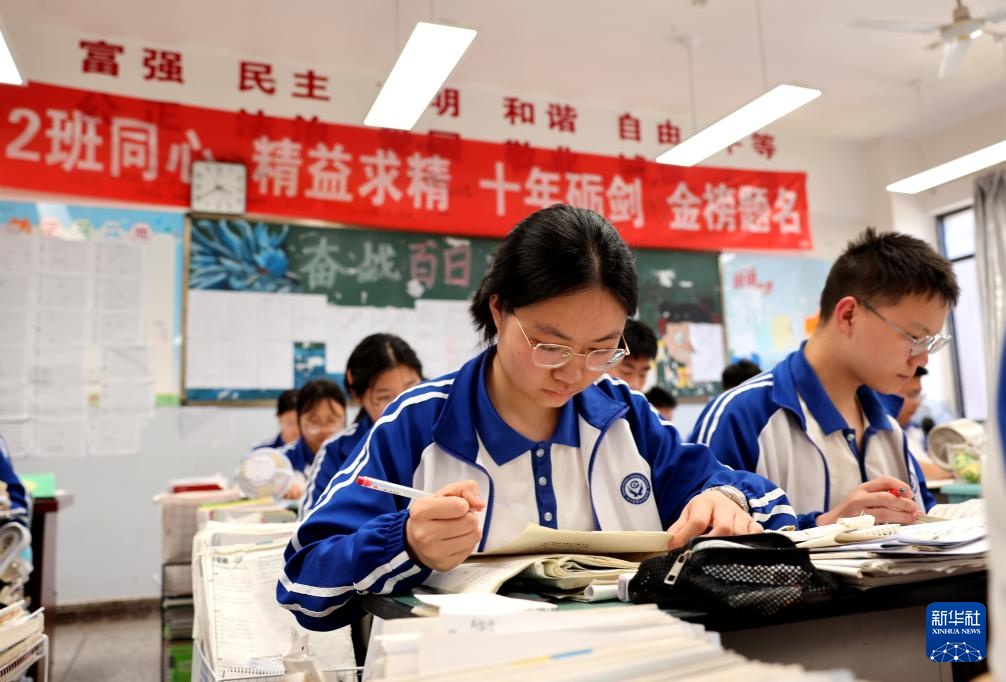 “地震宝宝”谌杏闻高考了