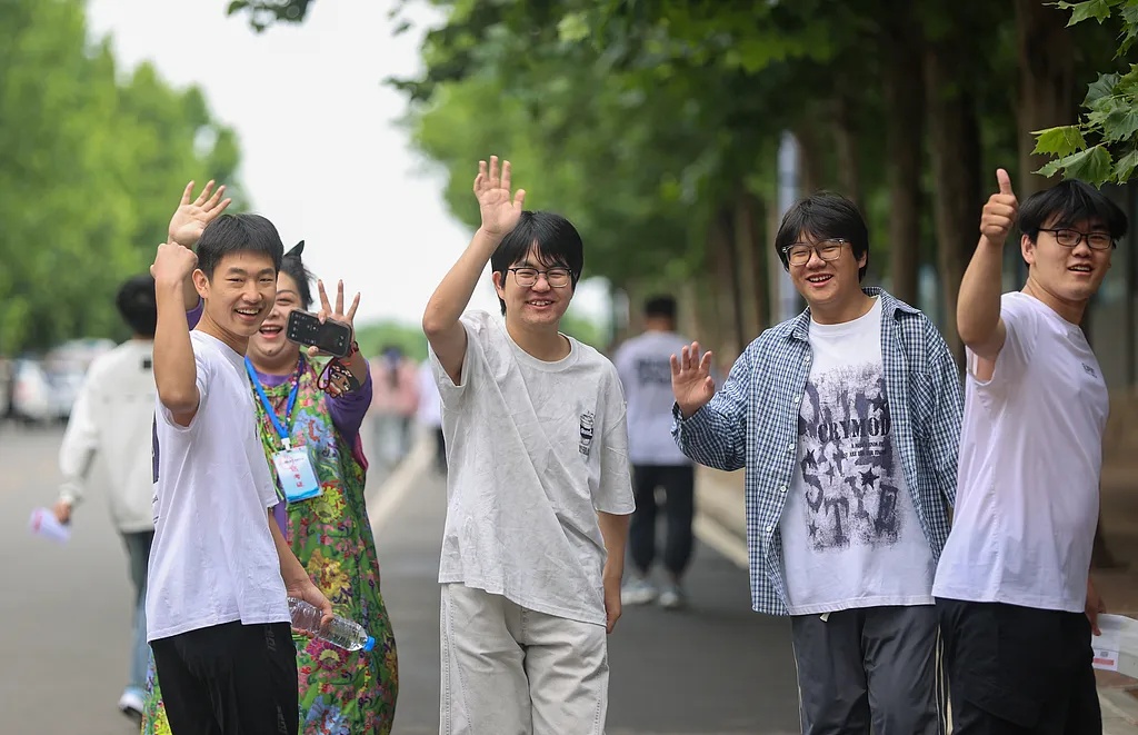 高考首日,这些瞬间让人印象深刻 高考首日,这些瞬间让人印象深刻