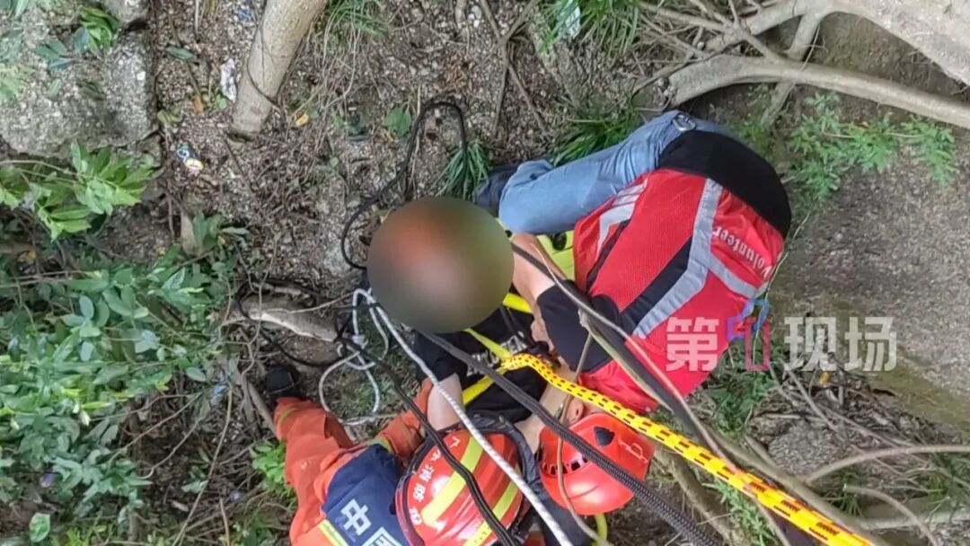 数十米高悬崖失足坠下,男子刚好被树杈接住!别再拿命爬野山! 数十米高悬崖失足坠下,男子刚好被树杈接住!别再拿命爬野山!
