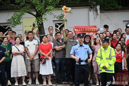 第一批拿着向日葵送考的家长来了 第一批拿着向日葵送考的家长来了