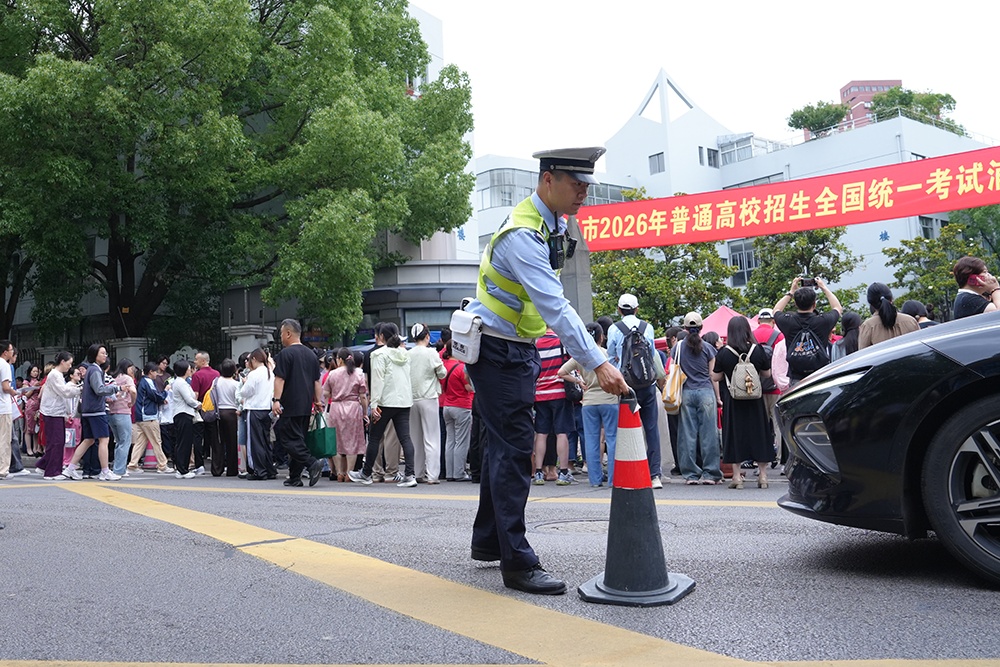 现场|上海高考首日:“比孩子还紧张”的家长和“花式点赞”的老师 现场|上海高考首日:“比孩子还紧张”的家长和“花式点赞”的老师
