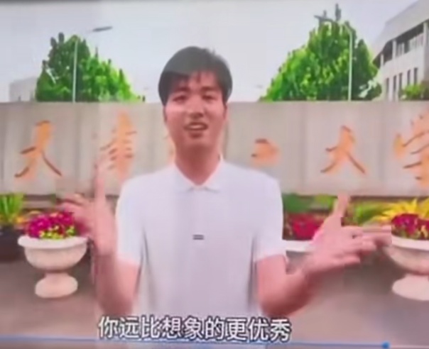 “别哭,别哭……我答应大家要来” “别哭,别哭……我答应大家要来”