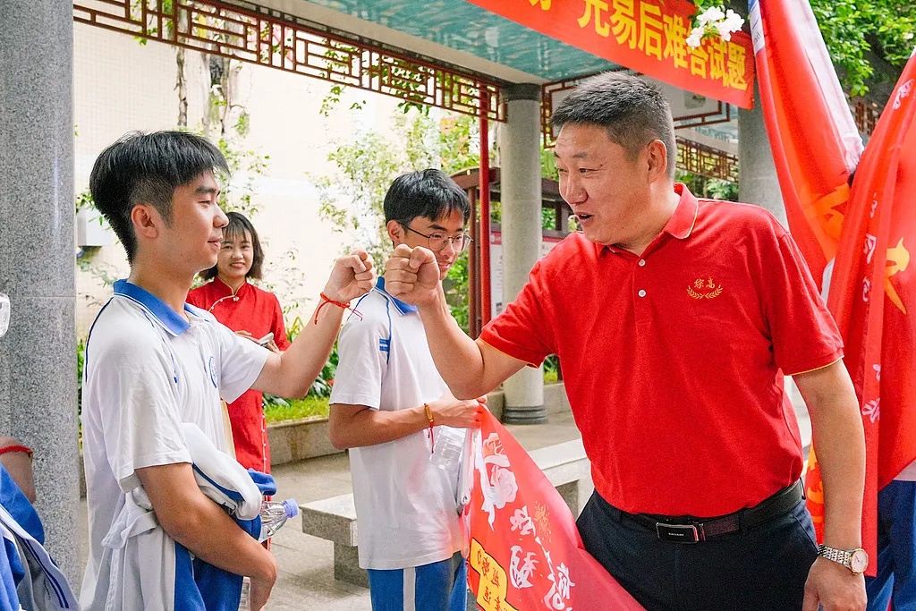 高考首日,这些瞬间让人印象深刻 高考首日,这些瞬间让人印象深刻