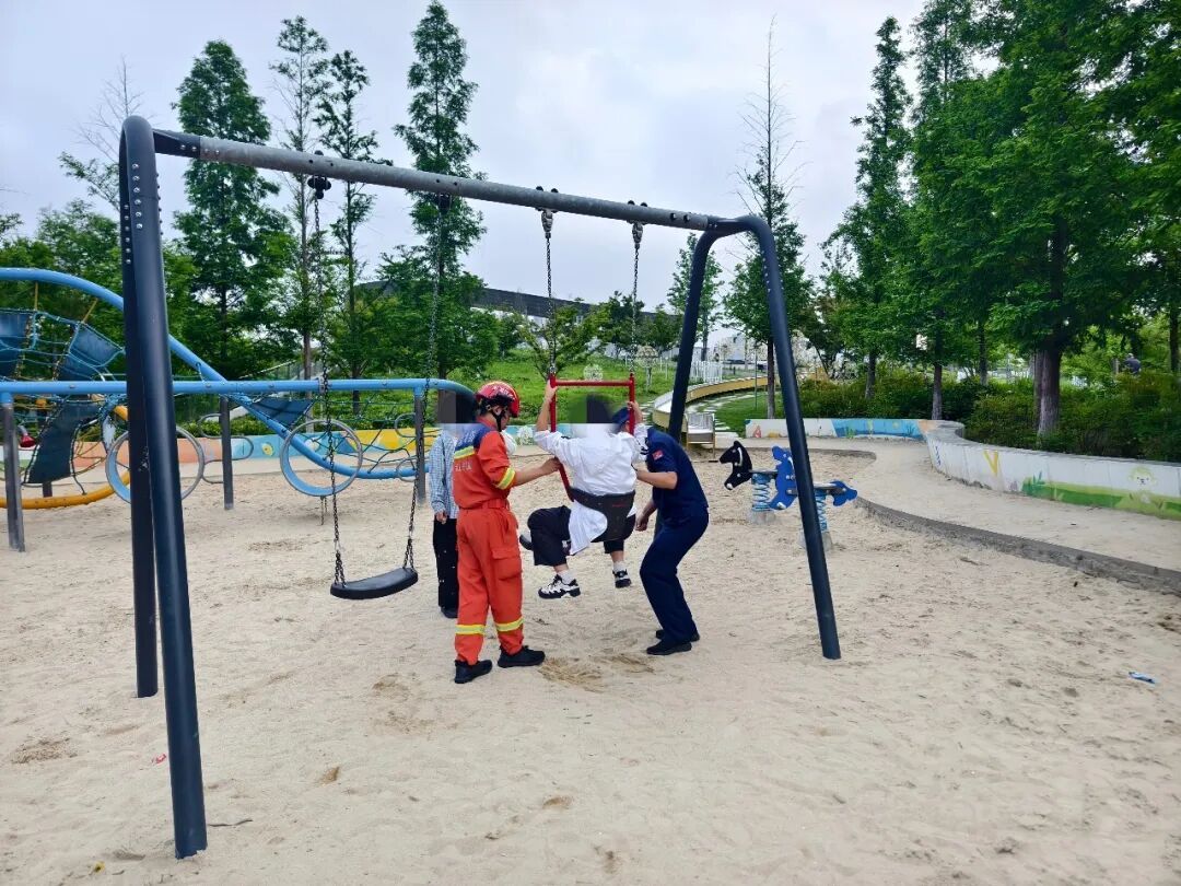13岁女孩被卡后,同伴当场“诉苦”:这秋千有“前科”! 13岁女孩被卡后,同伴当场“诉苦”:这秋千有“前科”!