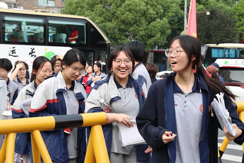 高考首日,这些瞬间让人印象深刻 高考首日,这些瞬间让人印象深刻