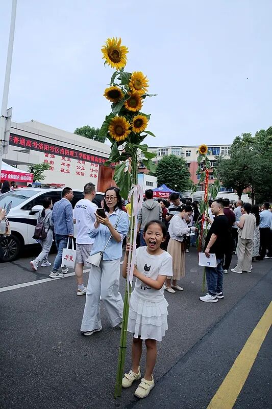 高考首日,这些瞬间让人印象深刻 高考首日,这些瞬间让人印象深刻