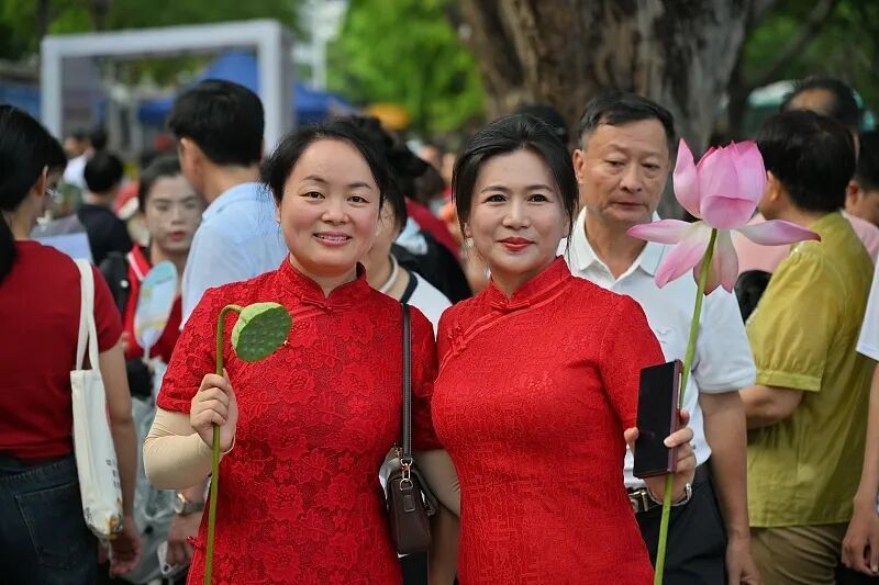 高考首日,这些瞬间让人印象深刻 高考首日,这些瞬间让人印象深刻
