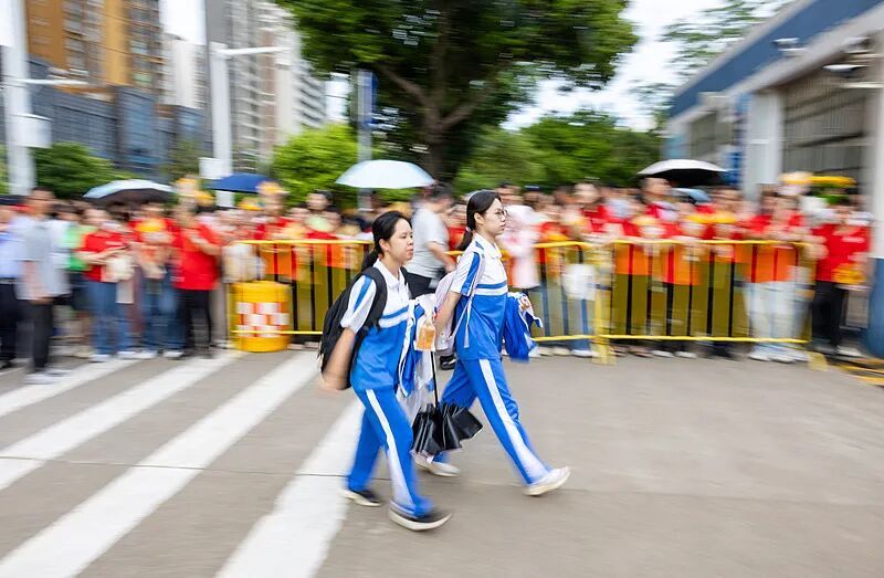 高考首日,这些瞬间让人印象深刻 高考首日,这些瞬间让人印象深刻