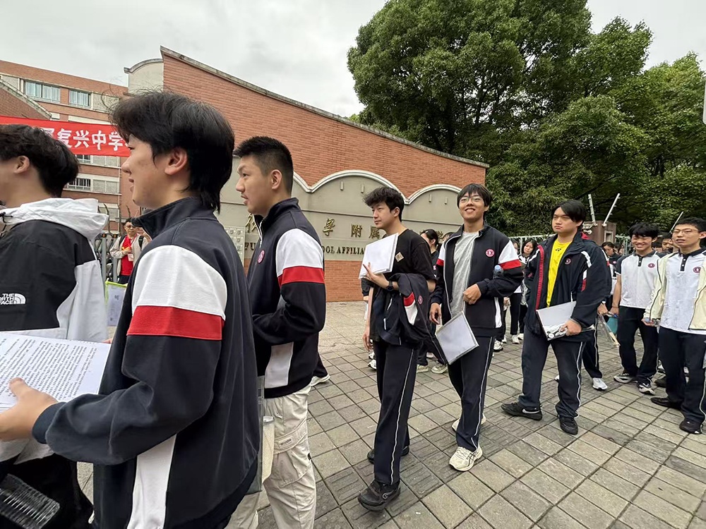 现场|上海高考首日:“比孩子还紧张”的家长和“花式点赞”的老师 现场|上海高考首日:“比孩子还紧张”的家长和“花式点赞”的老师