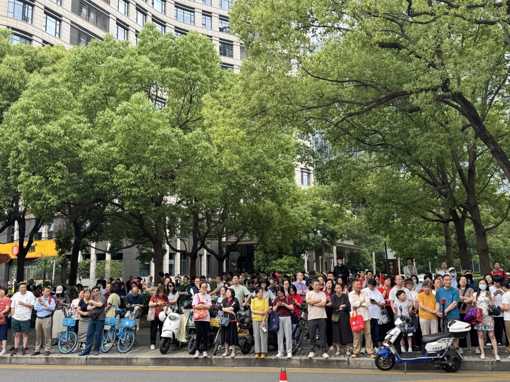现场|上海高考首日:“比孩子还紧张”的家长和“花式点赞”的老师 现场|上海高考首日:“比孩子还紧张”的家长和“花式点赞”的老师