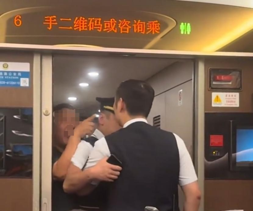“我没买票怎么了?”男子70秒内骂高铁列车员14遍,全程嚣张! “我没买票怎么了?”男子70秒内骂高铁列车员14遍,全程嚣张!