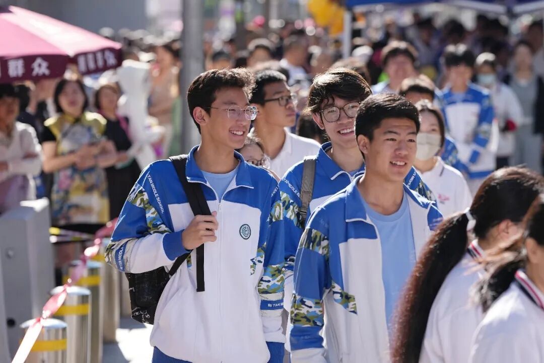 高考首日,这些瞬间让人印象深刻 高考首日,这些瞬间让人印象深刻
